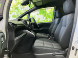 前席は視界が広く、運転席と助手席それぞれが落ち着いて過ごせるレイアウトです。座面と背もたれには適度な厚みがあり、黒を基調とした室内は清潔感のある印象です。