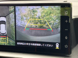 車両周辺の映像に加え、進行方向の目安となるガイド線も画面に表示されます。駐車時に周囲との位置関係を確認しやすく、車庫入れや切り返しの際に役立ちます。