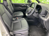 前席は視界が広く、運転席と助手席それぞれにゆとりを感じられる配置です。シートの座面と背もたれには落ち着いた表情があり、乗り降りから着座まで日常使いに取り入れやすい空間です。