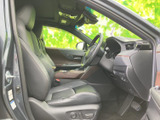 運転席まわりは前方を見渡しやすい視界が広がり、シートにはゆったりと腰掛けられます。落ち着いた色合いの室内で、日常の移動も心地よく過ごせます。