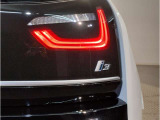 BMWのテールランプはプレスラインへと続く形状のため、統一感のある綺麗なラインを演出しております。