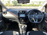 運転席から前方を見渡しやすく、メーターやナビも視線を移しやすい位置にまとまっています。前席は身体を預けやすい形状で、同乗者にも落ち着いて過ごせる空間です。