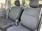 前席は背もたれと座面にゆとりがあり、運転する方も助手席の方も落ち着いて過ごせる空間です。窓から周囲を確認しやすく、日々の移動を気持ちよく支えてくれます。