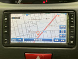 現在地や周辺道路を画面上で確認でき、目的地へ向かう際のルート把握をサポートします。表示の切り替えや詳細確認もしやすく、慣れない場所へのお出かけにも役立つ装備です。