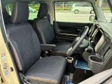 【フロントシート】インパネにシフトが付いているので足元広々!運転席から助手席の移動も楽々♪どちらからでも乗り降り出来るので、狭い場所の乗り降りも楽ちんですよ♪