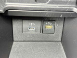 【充電用USB端子】充電用USB端子付き。スマートフォンなどの充電に便利です。