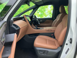 前席はゆったりとした座面で、落ち着いて運転に集中しやすい空間です。フロントガラスからの視界が広がり、明るいブラウン系の内装が乗り込む方を心地よく迎えます。