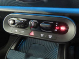 LEDオートヘッドライトを搭載しております。非常に明るく夜間走行時に非常に重宝します。