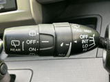 ステアリング横にまとまり、運転中にも手元で位置を確認しやすいレバーです。表示が見やすく、天候に合わせた操作を把握しやすい、日常で頼れる装備です。