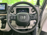 左右に各種スイッチを備え、運転姿勢を保ちながら手元で必要な操作ができます。メーターやナビの位置も見渡しやすく、日常の移動で視線を大きく外さず扱える運転席まわりです。
