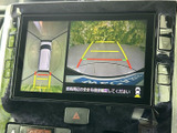 車両周辺を上から見た表示と後方の映像を切り替えて確認でき、駐車時の周囲確認をサポートします。画面には目安となるガイド線も表示されるため、車庫入れや幅寄せの際に役立ちます。