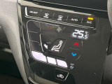 【オートエアコン】一度お好みの温度に設定すれば、車内の温度を検知し風量や温度を自動で調整。暑い&hellip;寒い&hellip;と何度もスイッチ操作をする必要はありません。快適な車内空間には必須の機能ですね♪