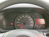 速度計と各種表示が運転席正面にまとまり、走行に必要な情報を確認しやすい配置です。表示がひと目で把握しやすく、日々の運転で状況を確認する際にも便利にお使いいただけます。