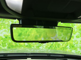 ルームミラーの位置に大きなミラーが備わり、運転席から後方を確認しやすい配置です。フロントガラス越しの視界を確保しながら使えるため、乗車中の後方確認をサポートする装備として活用できます。