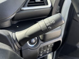 レバーには各種表示が記され、運転席から目に入りやすい位置に配置されています。必要な機能を確認しやすく、日常の運転で使う操作を把握しやすい設計です。