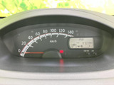 速度表示と液晶表示がまとまっており、運転中に必要な情報をひと目で確認しやすい配置です。視線を大きく移さずに把握しやすく、毎日の運転を支える実用的な装備です。
