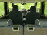 後席から前方のモニターを確認できる配置で、車内の様子が見渡しやすい印象です。後方確認を助けるモニターを備え、駐車の際にも映像を活用できる装備です。
