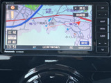 道路や周辺施設が地図上に表示され、現在地や目的地までの道筋を確認しやすい画面です。表示の切り替えや縮尺調整も行え、初めての場所へ向かう際にも役立ちます。