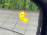 【ブラインドスポットインフォメーション】走行中、ドアミラーの死角になりやすい箇所に後続車が接近するとサイドミラー付近に警告を表示、ドライバーに注意喚起をしてくれます。