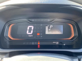 速度や燃料残量など、運転に必要な情報をひと目で確認しやすい表示です。表示がまとまっているため、走行前の確認や日々の運転中にも見やすく、必要な情報を把握しやすい装備となっています。日常の運転を支えます。