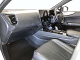 高いホールド性で運転姿勢が安定します。長距離ドライブでも疲れにくいのが魅力です。快適なドライビングライフをお送りください♪