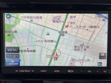 地図上に道路や周辺施設が表示され、現在地を確認しながら目的地までのルートを把握できます。画面内の表示も見やすく、初めての場所へ向かう際や日常のお出かけにも活用しやすいナビゲーションです。