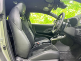 身体を包み込む形状のシートで、前席では落ち着いて過ごせます。運転席まわりまで見渡しやすく、乗り降りの際にも空間の様子を確認しやすい、すっきりした車内です。
