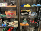 当店では六本木ル ガラージュのクルマにまつわるアンティークグッズやミニカー、ドライビンググローブ、アパレル等展示販売しております。ぜひお手に取ってご覧ください♪♪