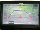 後方の様子とガイド線を画面で確認でき、駐車時の位置合わせをサポートします。車両周辺を目視で確かめながら活用できるため、駐車や切り返しの際に心強い装備です。