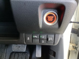 駐車や出庫時に障害物が接近するとお知らせしてくれるパーキングセンサーシステムつき。