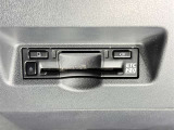 【ETC】高速道路などの料金所における自動料金支払いシステムです。車載器と料金所のアンテナとの間で無線通信を行い、料金を自動で支払うことができます。