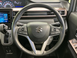 手元に操作ボタンがまとめられ、運転姿勢を保ちながら必要な操作にアクセスしやすい配置です。メーターや前方から視線を大きく外しにくく、日々の運転で扱いやすさを感じていただけます。