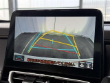 【バックガイドモニター】車両後方の映像をナビ画面に表示し、駐車などの後退操作をサポートします。