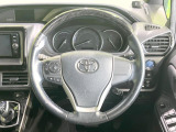 インテリアに合わせたデザインのステアリングは、運転される方のことも考え、運転しやすい形状、大きさです。是非一度、実際に触ってお確かめください。
