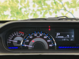 走行中に確認したい速度や各種表示がひと目で把握しやすく、運転に必要な情報をすっきりとまとめています。シフト位置や外気温なども確認でき、毎日の運転を支える見やすい計器まわりです。