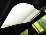 【ガラスルーフ】ガラスルーフ搭載で車内の解放感が一気にアップ!開放的なドライブをお楽しみいただけます。
