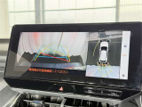 【バックガイドモニター】車両後方の映像をナビ画面に表示し、駐車などの後退操作をサポートします。