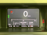 速度や燃料残量に加え、航続可能距離や平均燃費などの情報をひと目で確認できる表示部です。必要な情報がまとまっており、走行中も視線移動を抑えてチェックしやすい配置です。