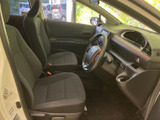 前席は視界が広く、運転席から前方や周囲を確認しやすいレイアウトです。シートは落ち着いた色合いで、助手席との距離感にもゆとりが感じられます。