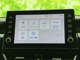 画面には目的地、オーディオ、テレビなどのメニューが並び、必要な項目をひと目で探しやすい構成です。設定や情報の項目も確認でき、日々の移動をサポートする便利な装備です。