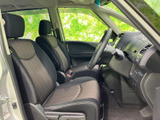前席は左右にゆとりを感じる配置で、運転席からの視界も広く取られています。落ち着いた色合いのシートとすっきりした足元で、毎日の移動を快適に過ごせる空間です。