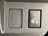スイッチには車両と電波の図柄が表示され、機能を目で確認しやすい仕様です。押しやすい位置にまとまり、必要な場面で迷いにくい操作部となっています。