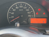 速度計とデジタル表示がまとまり、走行に必要な情報を運転席から確認しやすい配置です。警告灯も視界に入りやすく、出発前や運転中の確認に役立ちます。