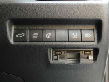 運転席シートポジションメモリーでスイッチを押すだけでシートが設定したポジションに動くので便利です!