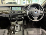 コックピットは、BMWらしくセンター・コンソールがドライバーに向けて傾けられた設計になっています。