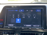 AM・FMやディスク、テレビ、SD、Bluetoothなどの音源選択画面を表示。使いたいメディアを画面上で確認でき、気分や利用シーンに合わせて音源を選びやすい構成です。