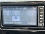オーディオソースの選択画面を表示し、AM・FMやBluetoothなどを選べます。画面上に項目が並んでいるため、使いたい音源を確認しながら選択でき、日常の移動時間を快適に過ごせます。