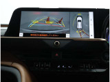 パノラミックビューモニター装備!バックビュー/車両に取り付けたフロント、サイド、バックカメラの映像を合成して画面上に表示させることで、バックするときにはアシストラインし、車庫入れや縦列駐車をサポート。