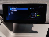 【衝突被害軽減ブレーキ】3段階で作動。1注意喚起マークが表示(視覚)。2警告音により注意喚起(聴覚)。3車両が自動でブレーキ介入。3段階により、過度な介入を控え、もしもの時には事故を軽減してくれます。