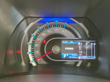 速度やシフト位置などの情報がひと目で確認しやすく、運転中も視線の移動を抑えやすい配置です。表示がまとまっており、日々の運転を分かりやすく支えます。